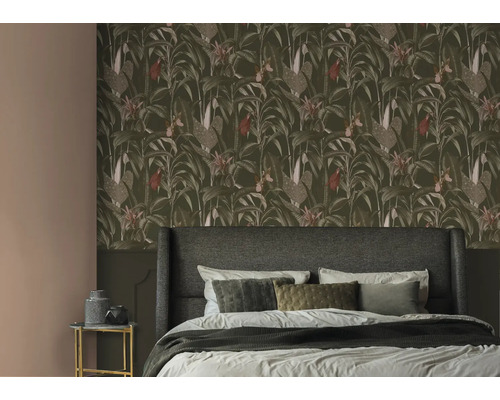 Schlafzimmer mit Dschungeltapete mit Pflanzenmotiven