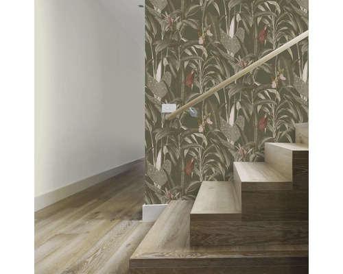 Treppenhaus mit einer Tapete mit Dschungelmotiv und Holztreppe