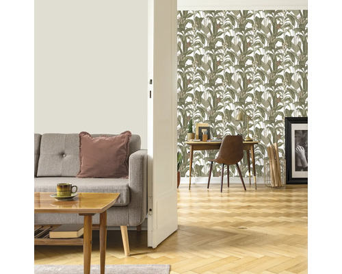 Wohnzimmer mit Sofa, Tisch und gemusterter Tapete im Hintergrund