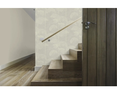 Flur mit Treppe, Holzboden und Wandtapete mit Palmenmuster