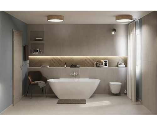 Modernes Badezimmer mit freistehender Badewanne, Toilette und stilvoller Beleuchtung