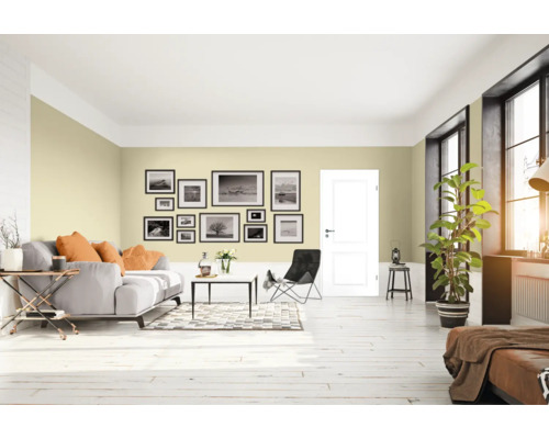 Heller Wohnraum mit Sofa, Bildern und Tür