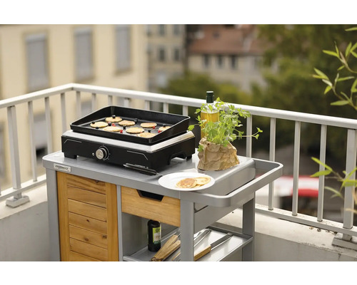 CampinGaz Grillwagen mit Grillplatte auf einem Balkon mit Speisen und Zutaten.