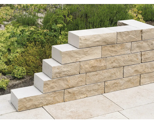 Gartenmauer aus Sandsteinblöcken