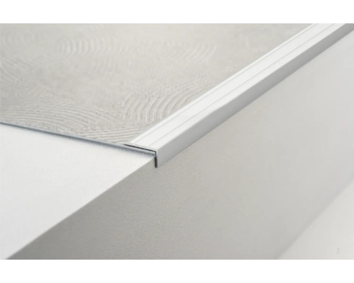 Detailaufnahme einer Treppenkantenprofilschiene aus Metall