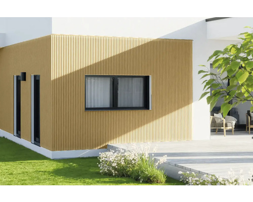 Hausfassade mit Fenster und Holzverkleidung