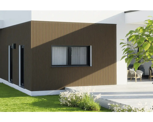 Fassade eines Hauses mit Holzverkleidung und Fenstern