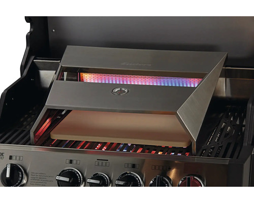 Enders Pizzaofenaufsatz auf einem Gasgrill