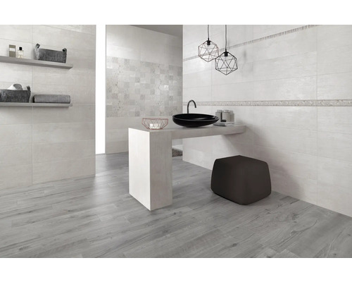 Helles Badezimmer mit Fliesen in Holzoptik, Waschbecken und dekorativen Elementen