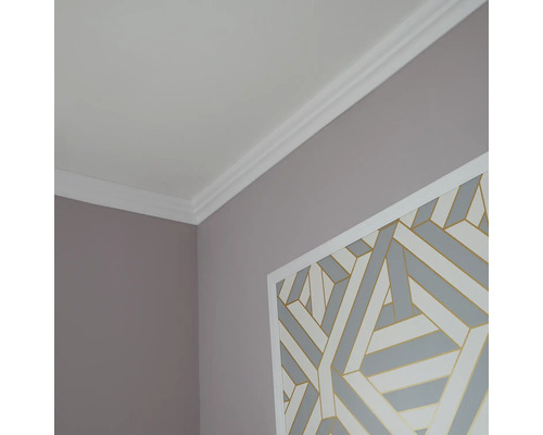 Decke mit Zierleisten und Wand mit geometrischem Muster