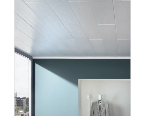 Zimmerdecke mit Holzpaneelen