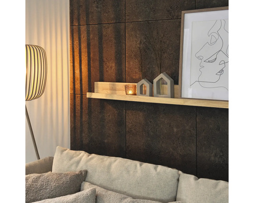 Wohnzimmer mit Wandpaneelen in Steinoptik, Regal, Dekoration und Stehlampe