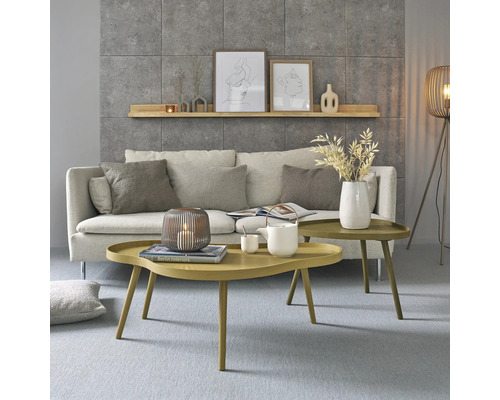 Wohnzimmer mit Sofa, Couchtischen und Dekoration