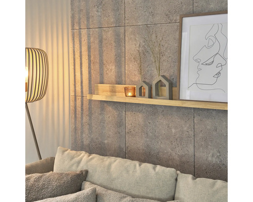 Wohnzimmer mit Wandpaneelen in Betonoptik, Regal, Dekoration und Stehlampe