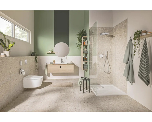 Helles Badezimmer mit Dusche, Waschbecken, Toilette und passenden Accessoires für ein modernes Design