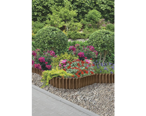 Garten mit Blumen und Beeteinfassung