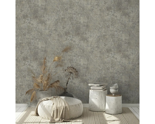 Wohnraum mit strukturierten Tapeten, Sitzgelegenheit und dekorativen Elementen