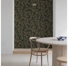 Einrichtungsidee mit Wandtapete mit Ginkgo-Blatt-Motiv, rundem Tisch und Stuhl