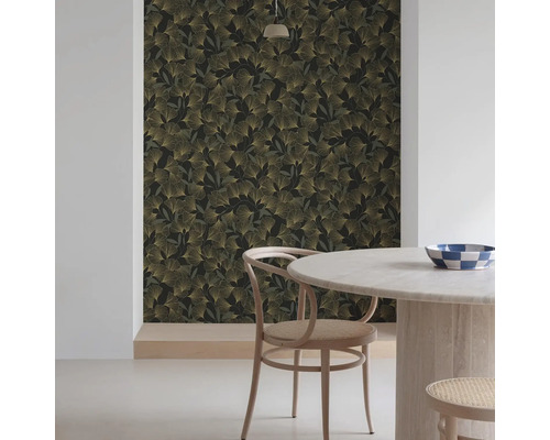 Einrichtungsidee mit Wandtapete mit Ginkgo-Blatt-Motiv, rundem Tisch und Stuhl