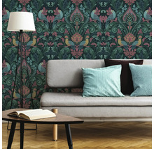 Wohnzimmer mit gemusterter Tapete, Stehlampe, Sofa und Tisch