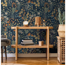 Dekorative Wandgestaltung mit einer floralen Tapete in einem stilvoll eingerichteten Raum.