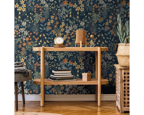 Dekorative Wandgestaltung mit einer floralen Tapete in einem stilvoll eingerichteten Raum.