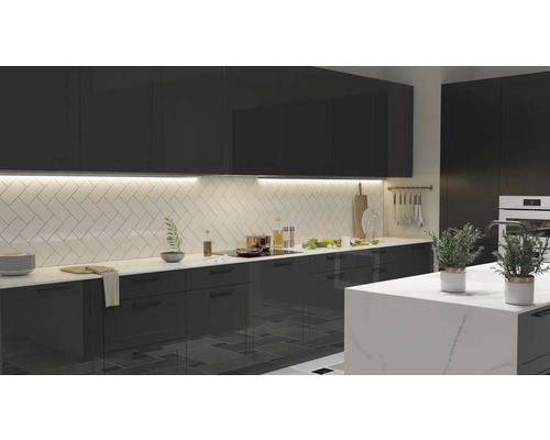 Moderne Küche mit Küchenschränken, Arbeitsplatten und Fliesenrückwand im Fischgrätmuster.