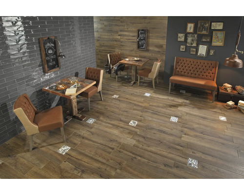 Innenraum mit Holzbodenfliesen, Tischen und Sitzgelegenheiten für ein gemütliches Ambiente