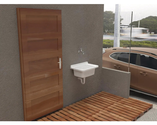 Außenbereich mit Holztür, Waschbecken und Holzfliesen