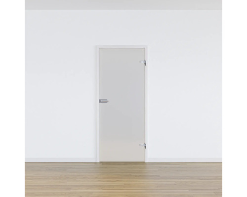Zimmertür mit Beschlägen in einer hellen Wand