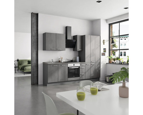 Helle, geräumige Küche mit grauer Küchenzeile, Dunstabzugshaube und weißen Esstisch