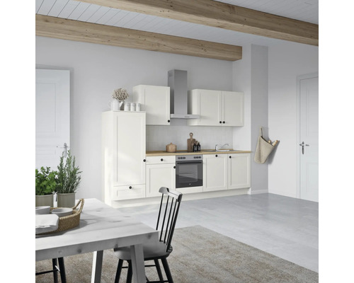 Helle Küche mit Küchenschränken, Dunstabzugshaube und Esstisch