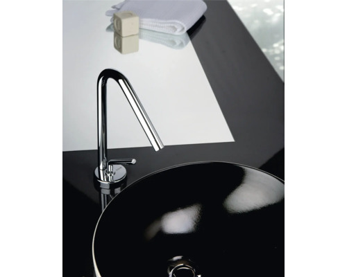 Detailansicht eines Waschtischs mit Armatur, Seife und Handtuch