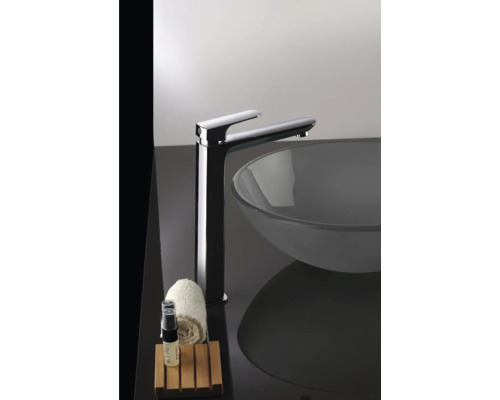 Waschtischarmatur neben einem Waschbecken mit Handtuch und Seife