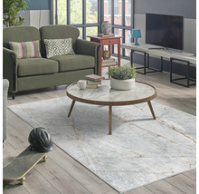 Wohnzimmer mit Sofa, Couchtisch und Teppich
