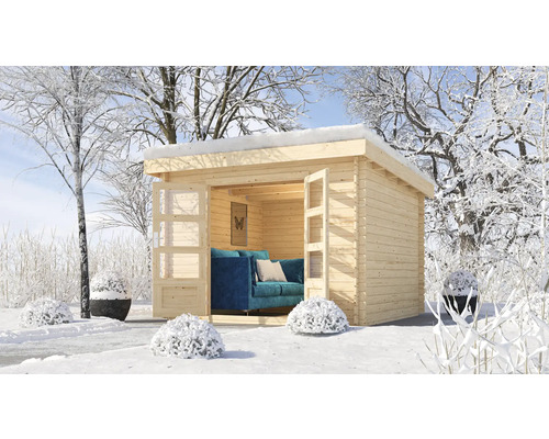 Holzgartenhaus mit offen stehenden Türen und Inneneinrichtung im Wintergarten