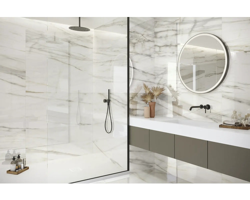 Modernes Badezimmer mit Marmorfliesen, Dusche und Waschtisch