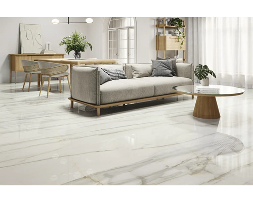Helles Wohnzimmer mit Sofa, Couchtisch und glänzendem Bodenbelag in Marmoroptik