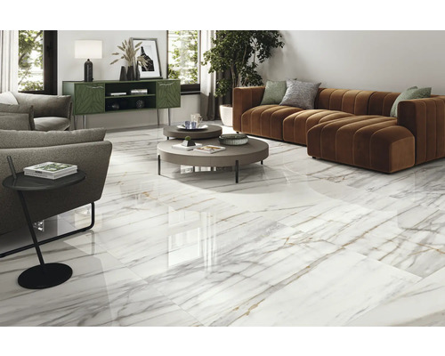 Wohnzimmer mit Bodenfliesen in Marmoroptik, Sofa und Beistelltisch