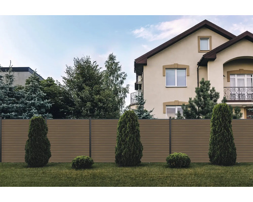 Garten mit einem Zaun aus Kunststoffelementen vor einem Haus