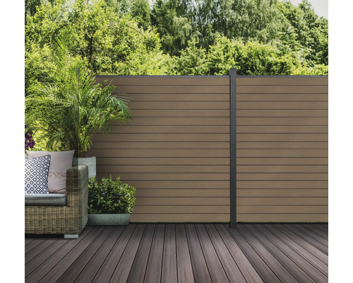 Terrasse mit Holzboden, braunem Sichtschutzzaun und Sitzgelegenheit