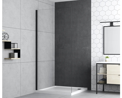 Badezimmer mit Duschkabine und Waschtisch