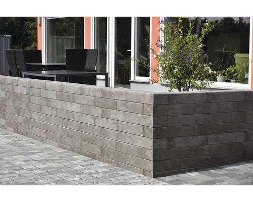 Garten mit Pflanzkastenmauer aus Betonsteinen und Sitzbereich