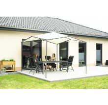 Terrasse mit Pavillon, Tisch und Stühlen vor einem Wohnhaus