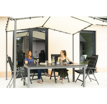 Zwei Frauen sitzen an einem Gartentisch unter einem Pavillon und genießen die Zeit.