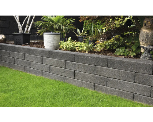 Gestaltung einer Gartenecke mit Mauersteinen und Pflanzen