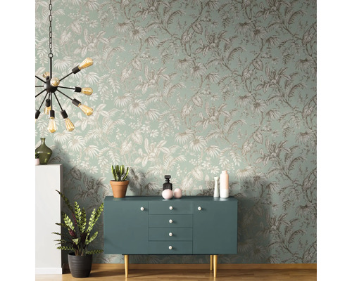 Dekoratives Wohnzimmer mit grüner Dschungeltapete, Sideboard und Zimmerpflanzen