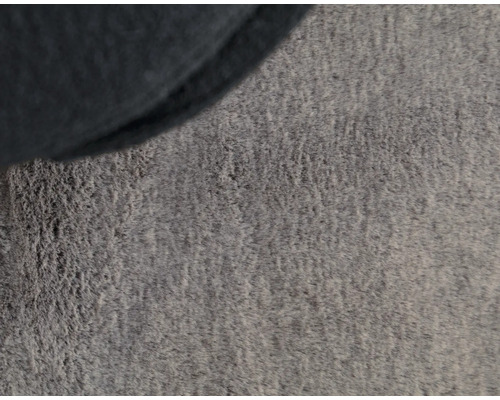 Detailaufnahme eines grauen Teppichs mit dunkler Kante