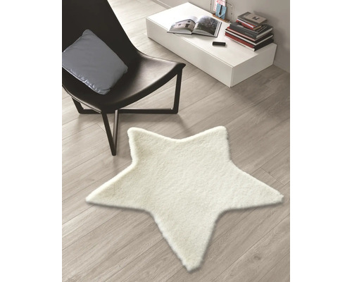 Szene mit Sternförmigem Teppich, Stuhl und Tisch