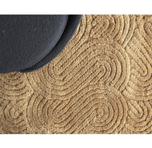 Teppich mit Muster und einem Teil eines Sitzmöbels